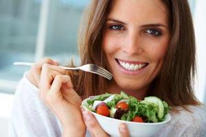 Woman-eating-vegetable-salad-jpg